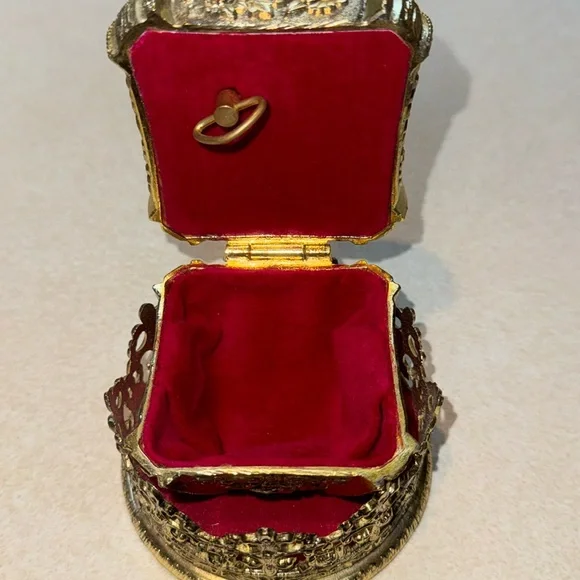 Vintage Gold Tone Crown music/trinket box - Picture 3 of 13
